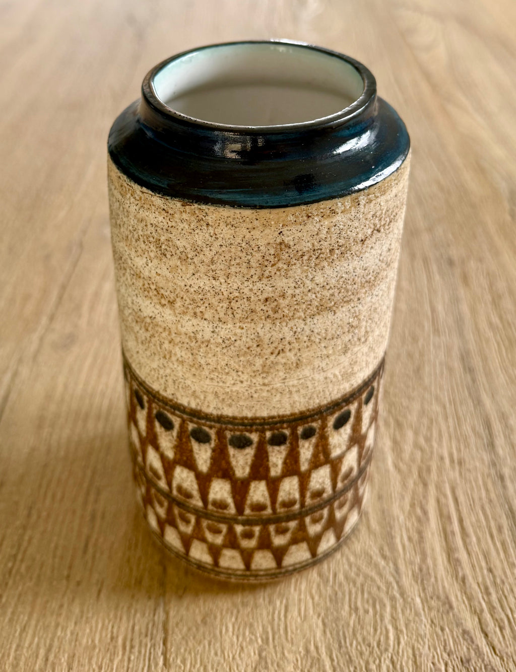 Troika: Cylinder Vase by Marilyn Pascoe